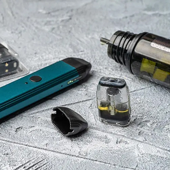 Человек чистит контакты pod-системы — уход за устройством